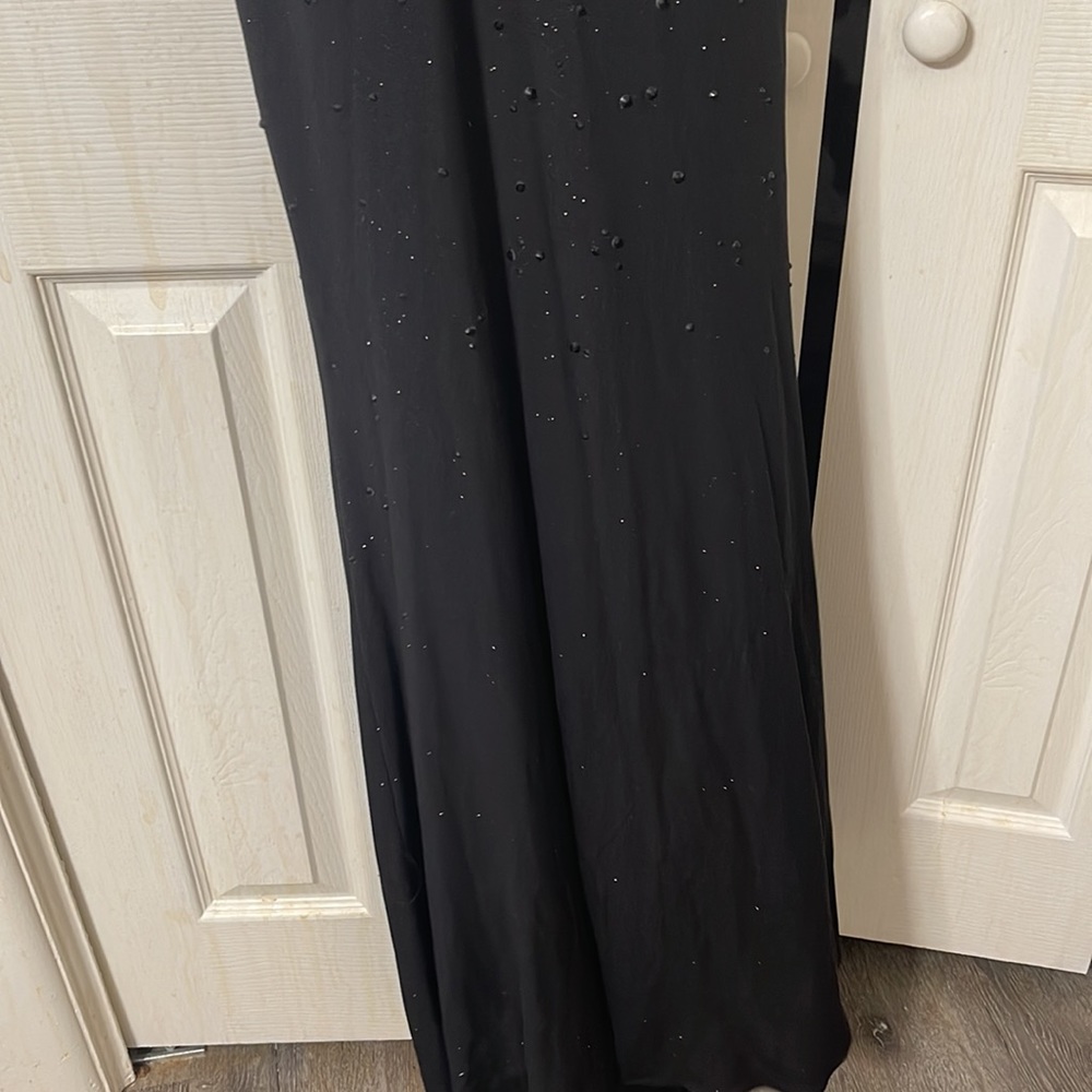 Evening gown Gorgeous black dress worn once. Black shiny beading to the floor. - Picture 12 of 17